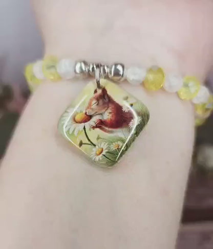 16 cm squirrel sniffing a daisy charm bracelet (3a)